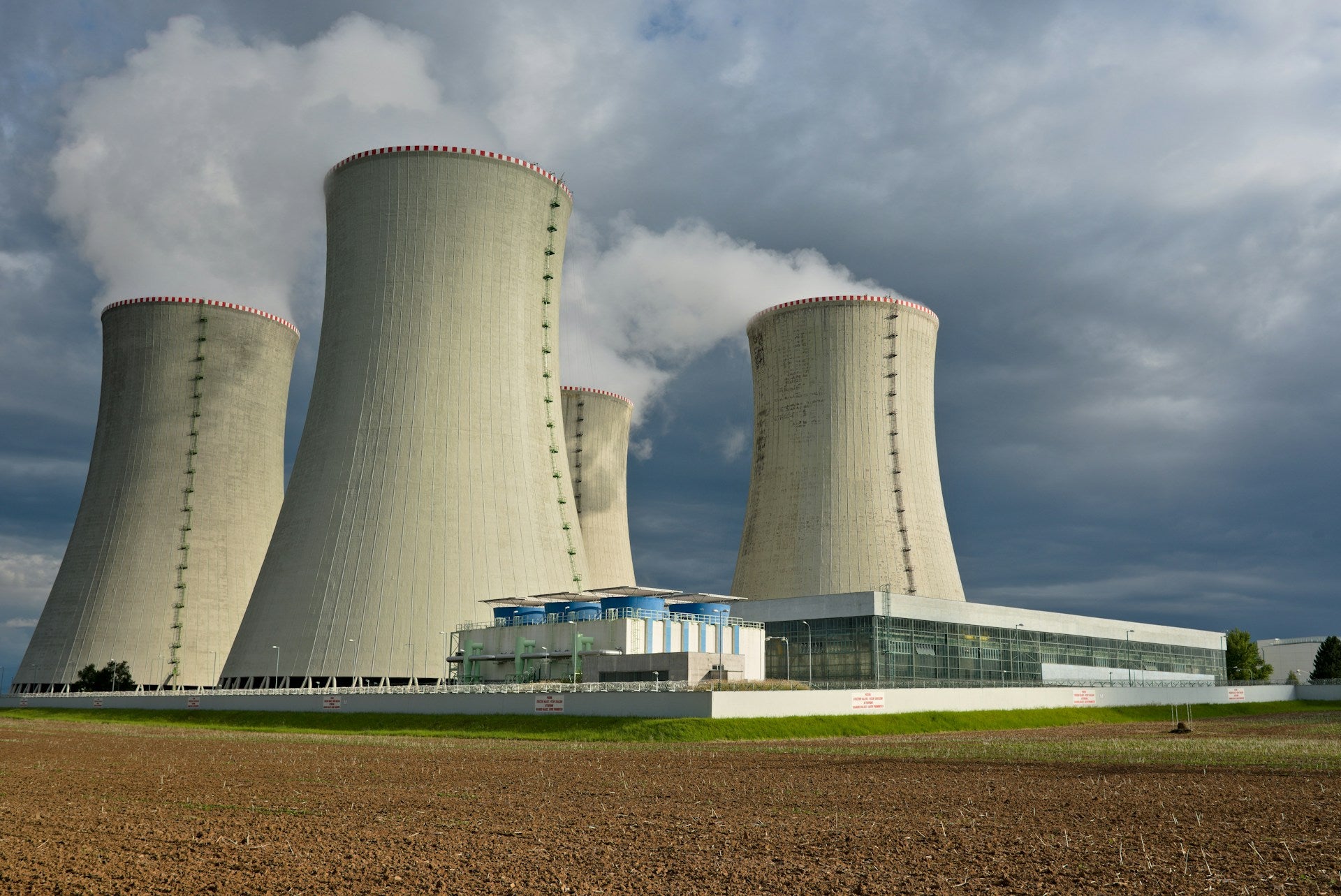 Nuclear cooling towers